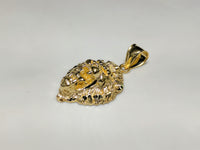 മധ്യഭാഗത്ത്: പ്ലെയിൻ 10, 14 കാരറ്റ് സ്വർണ്ണ ഓപ്ഷനുകളുള്ള ഒരു സിംഹ തല പെൻഡന്റ് -45 ഡിഗ്രി ആംഗിൾ വ്യൂ - Popular Jewelry