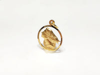 Al centro: un profilo incorniciato di un pendente a medaglione bendato stile Lady Justice in oro giallo 14 carati in piedi rivolto verso il mirino realizzato da Popular Jewelry a New York City