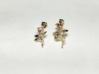 من اليسار إلى اليمين: قلادة وردة صغيرة (36 ملم) وكبيرة (42.5 ملم) من الذهب 14 قيراط مع بتلات من الذهب الوردي تضع عارضًا مسطحًا من صنع Popular Jewelry في مدينة نيويورك
