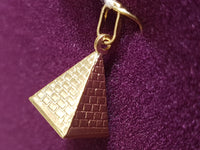 תליון פירמידה מצרית 14K - Lucky Diamond 恆福 珠寶 金 行 ניו יורק 169 Canal Street 10013 חנות תכשיטים פלייבוי צ'רלי צ'יינה טאון @luckydiamondny 2124311180