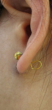 Przekręcany kolczyk w kształcie kuli mały (24 tys.) podgląd — Popular Jewelry - Nowy Jork