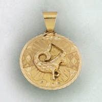 Capricornio Signo del zodiaco Colgante de medallón de corte de diamante (14K) - Popular Jewelry