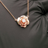 Náhrdelník z ružového kvetu Diamond Rose Blossom (18 K) - Popular Jewelry - New York