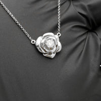 Diamond Rose Blossom Necklace White Gold (18K) diagonaal - Popular Jewelry - New York