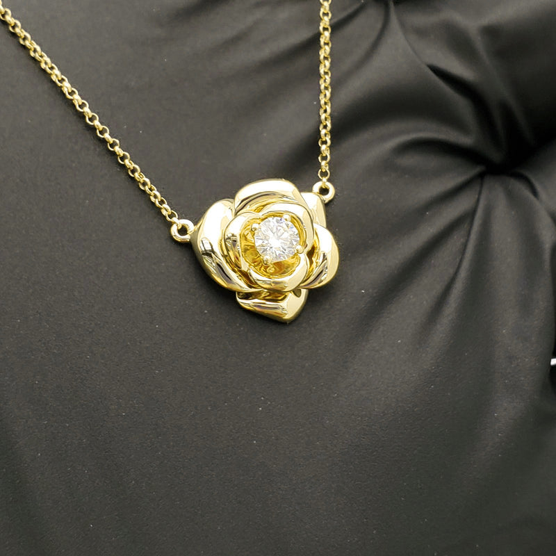 Diamond Rose Blossom Necklace Yellow Gold (18K) diagonal - Popular Jewelry - New York