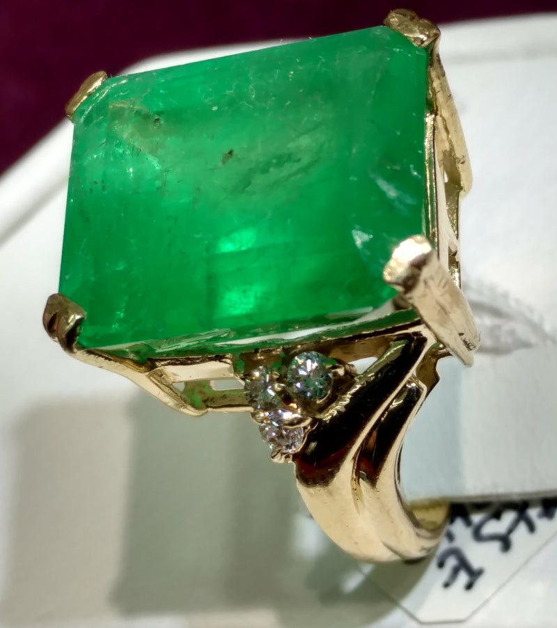 Fancy Large Emerald Ring 14K - Lucky Diamond 恆福珠寶金行 New York City 169 Canal Street 10013 Jewelry store Playboi Charlie Chinatown @luckydiamondny 2124311180