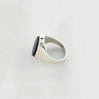 Ovalni crni prsten od oniksa (srebrni) Lijevi kut - Popular Jewelry - New York