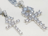 Hai mặt dây chuyền ankh bằng bạc sterling đặt cạnh nhau với khối zirconia ở góc nhìn - Popular Jewelry